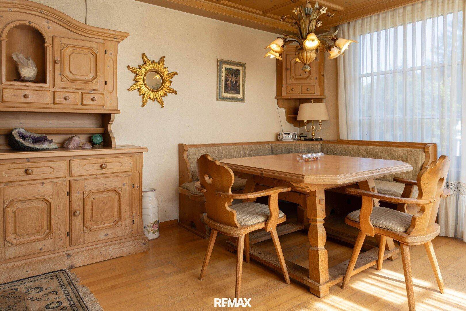 Traditioneller Essbereich mit Holztisch, Eckbank und passenden Holzmöbeln.