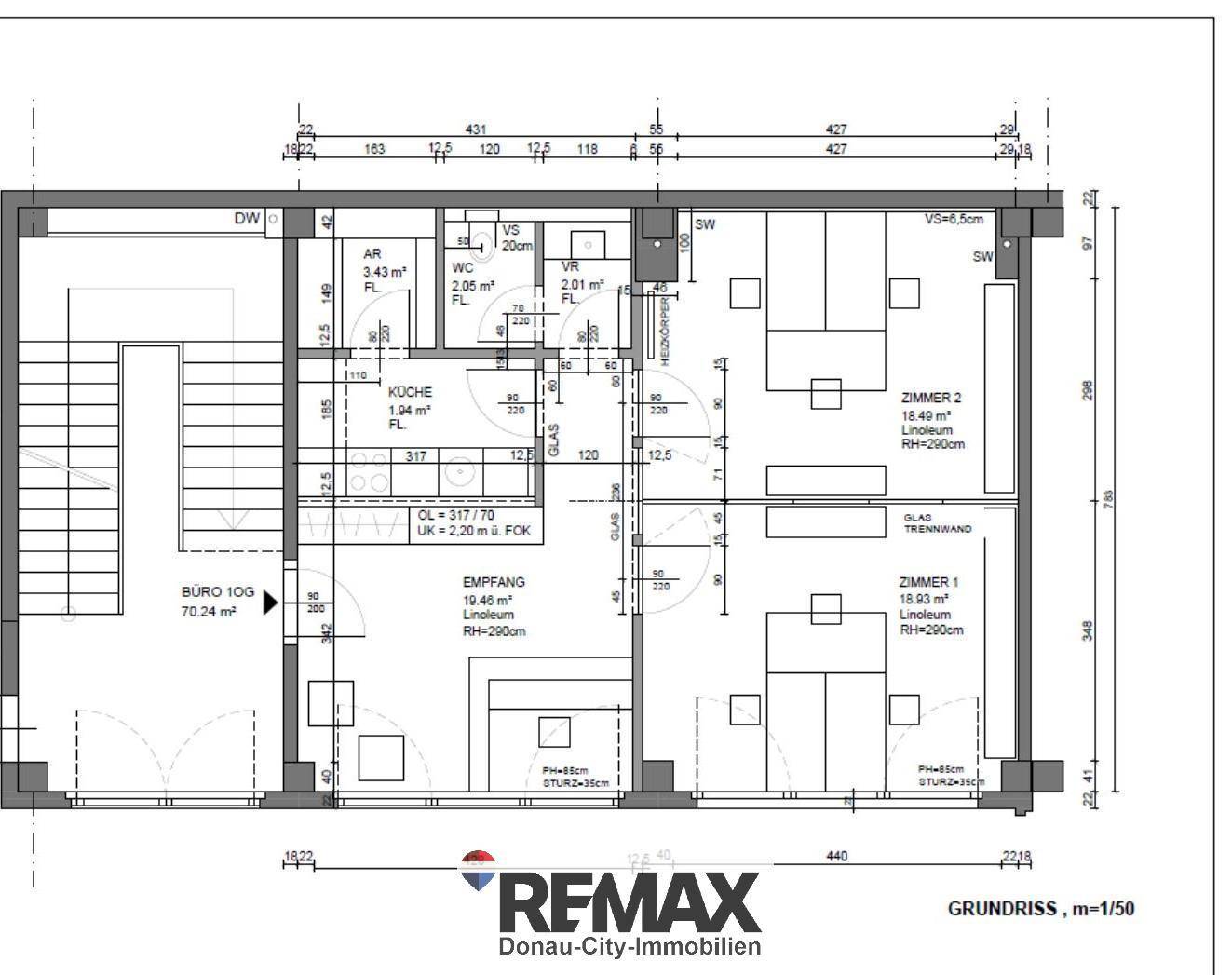 Detaillierter Grundrissplan einer Etage mit mehreren Zimmern, Küche und Empfangsbereich.