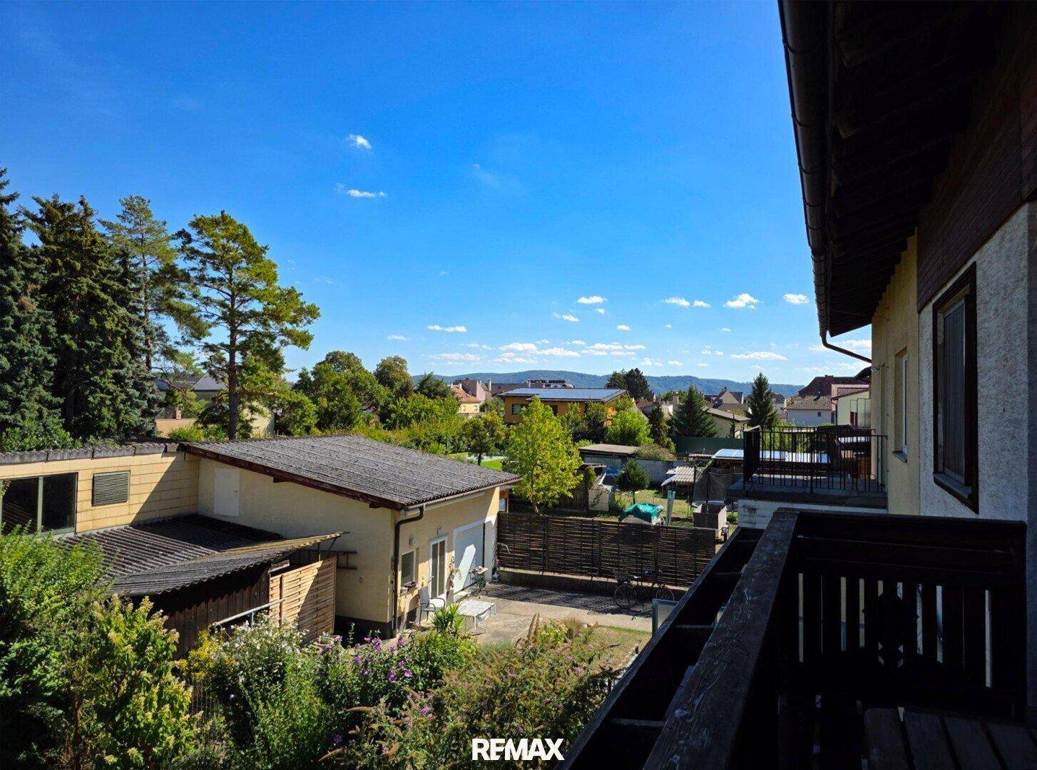 Balkon mit weitem Blick über die Nachbarschaft und die hügelige Landschaft.