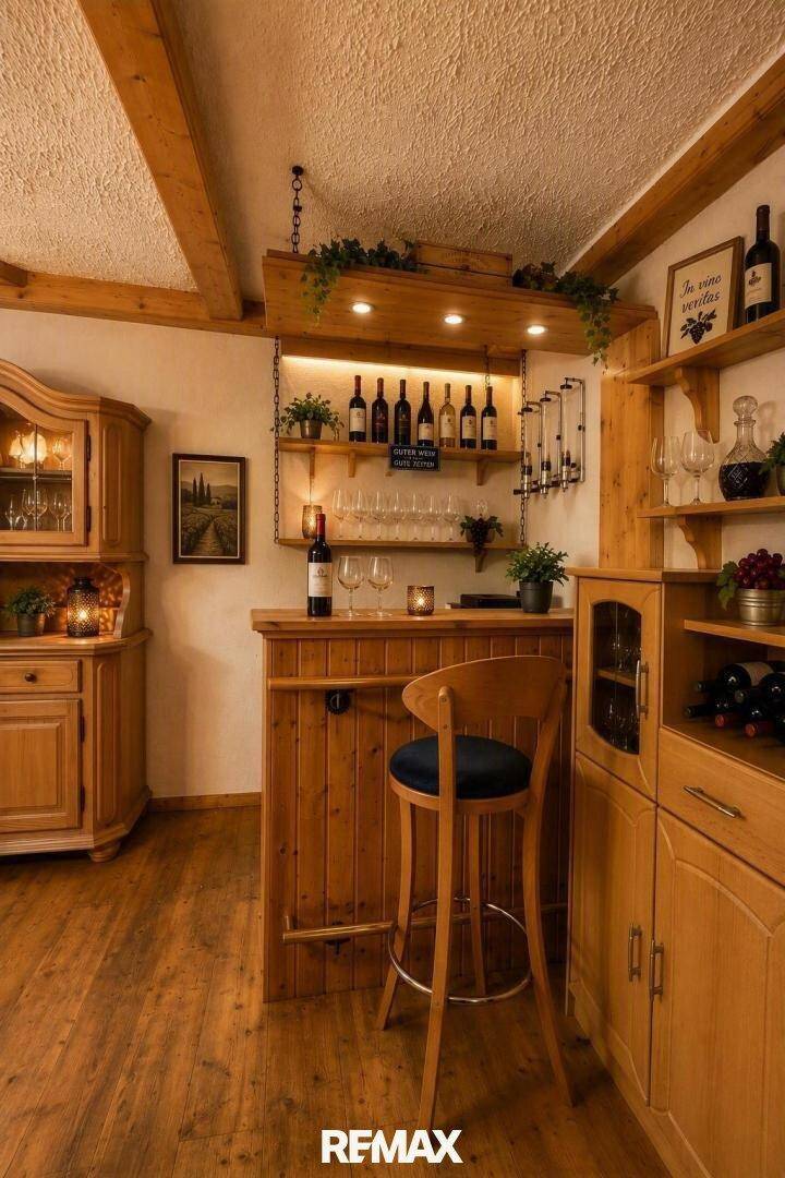 Gemütliche Hausbar mit Holztheke, Barhockern und integrierter Weinlagerung.