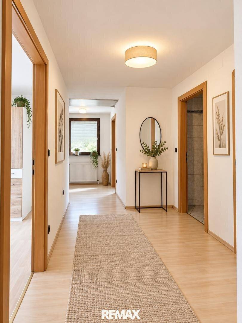 Langer, heller Flur mit Holzboden und minimalistischer Dekoration.