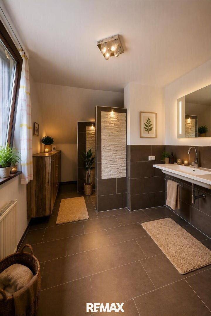 Modernes Badezimmer mit großformatigen Fliesen, Einzelwaschbecken und beleuchtetem Spiegel.