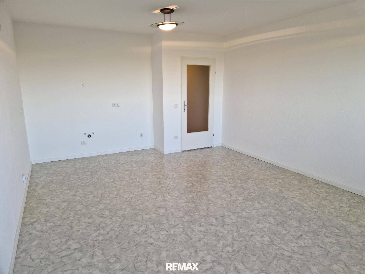 Geräumiges Zimmer mit hellem Boden und weiß gestrichenen Wänden, bereit zur individuellen Gestaltung.