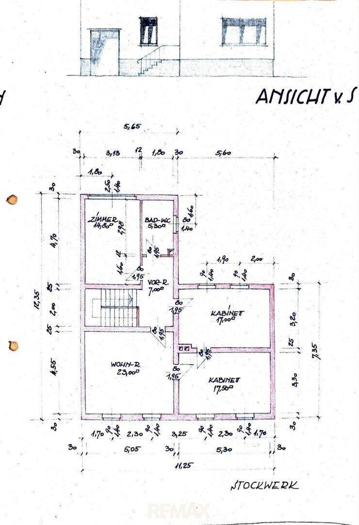 Handgezeichneter Grundriss des ersten Stockwerks mit Wohnraum, Zimmern und Bad-WC.