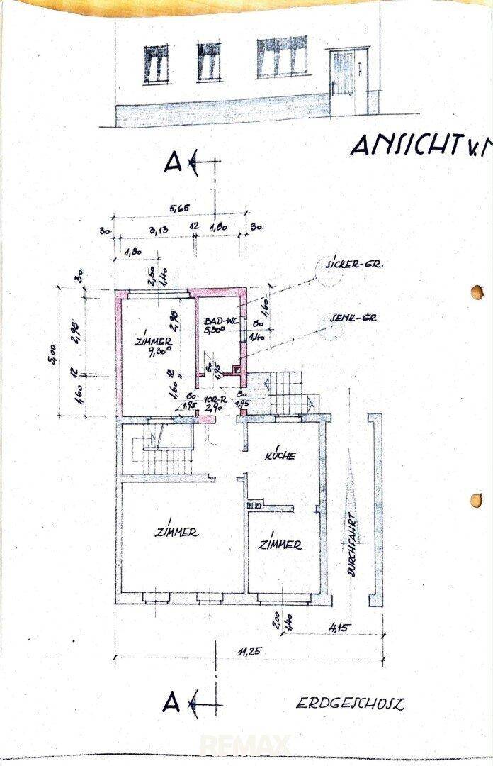 Handgezeichneter Grundriss des Erdgeschosses mit Zimmern, Küche und Bad-WC.