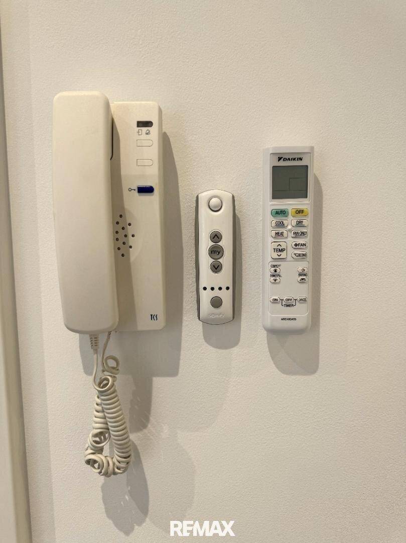 Wandmontierte Gegensprechanlage und Fernbedienungen für Klimaanlage und weitere Geräte.