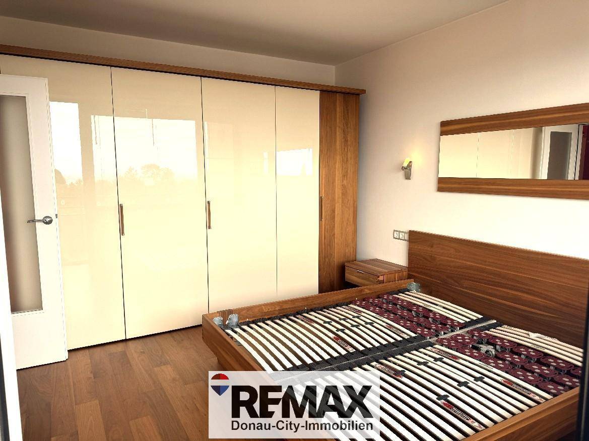 Schlafzimmer mit Holzbettrahmen, glänzenden Einbauschränken und warmem Holzfußboden.