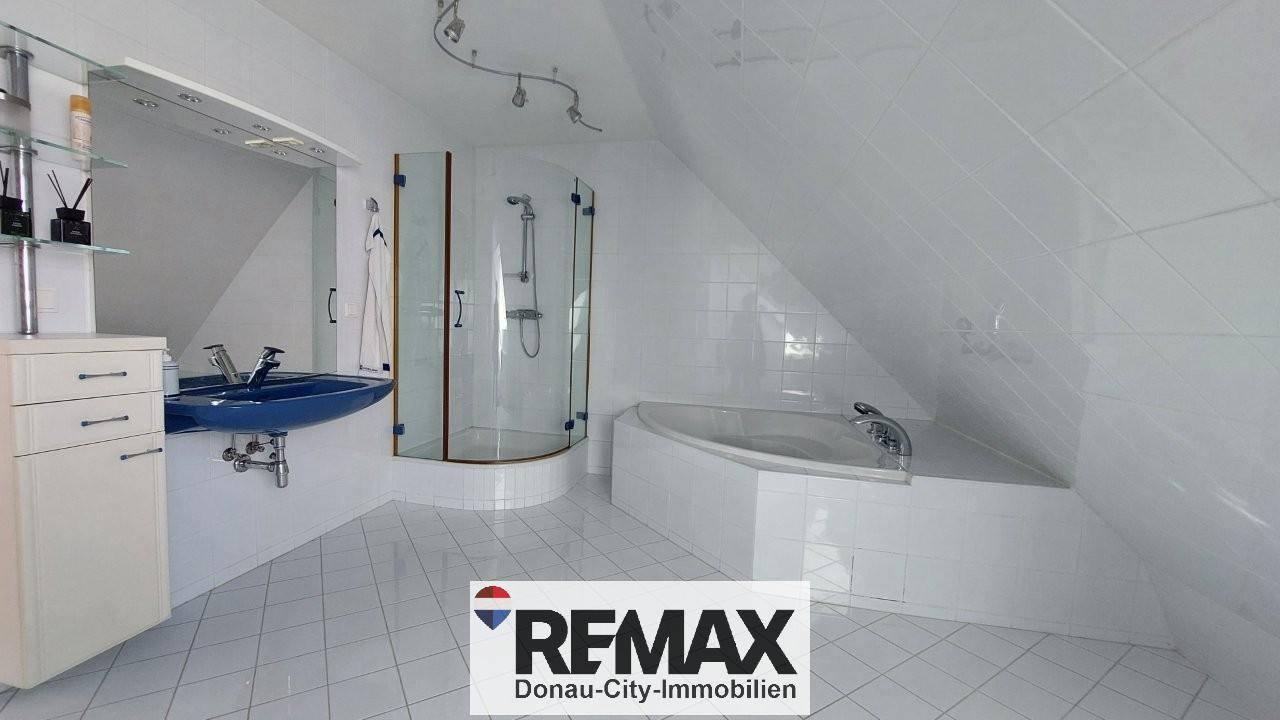 12 Bad mit Eckwanne und Dusche DG ETW 1220