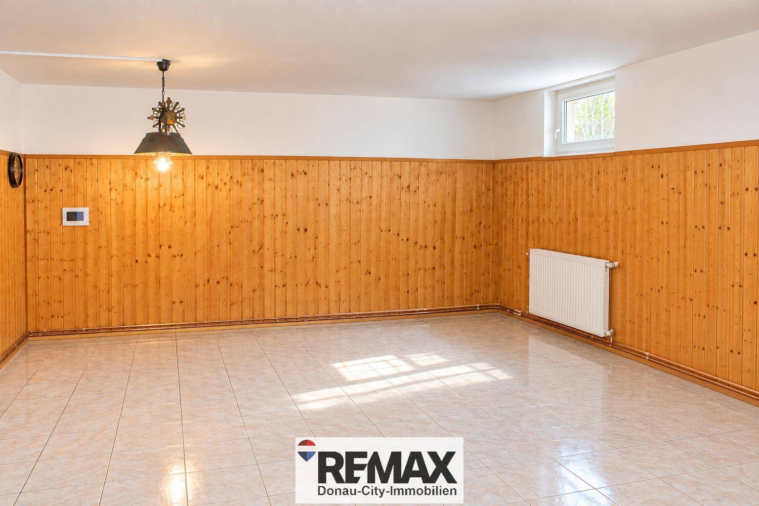 Raum Keller ca. 33m², mittels AI Gegenstände entf.