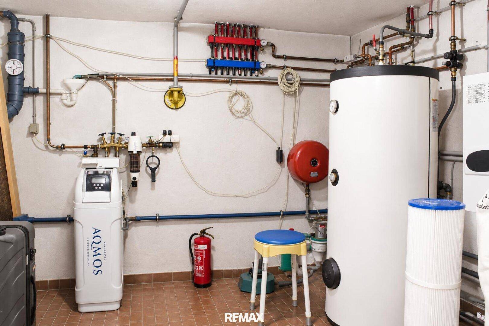 Technikraum mit Heizungsanlage, Warmwasserspeicher und Wasseraufbereitungsanlage.