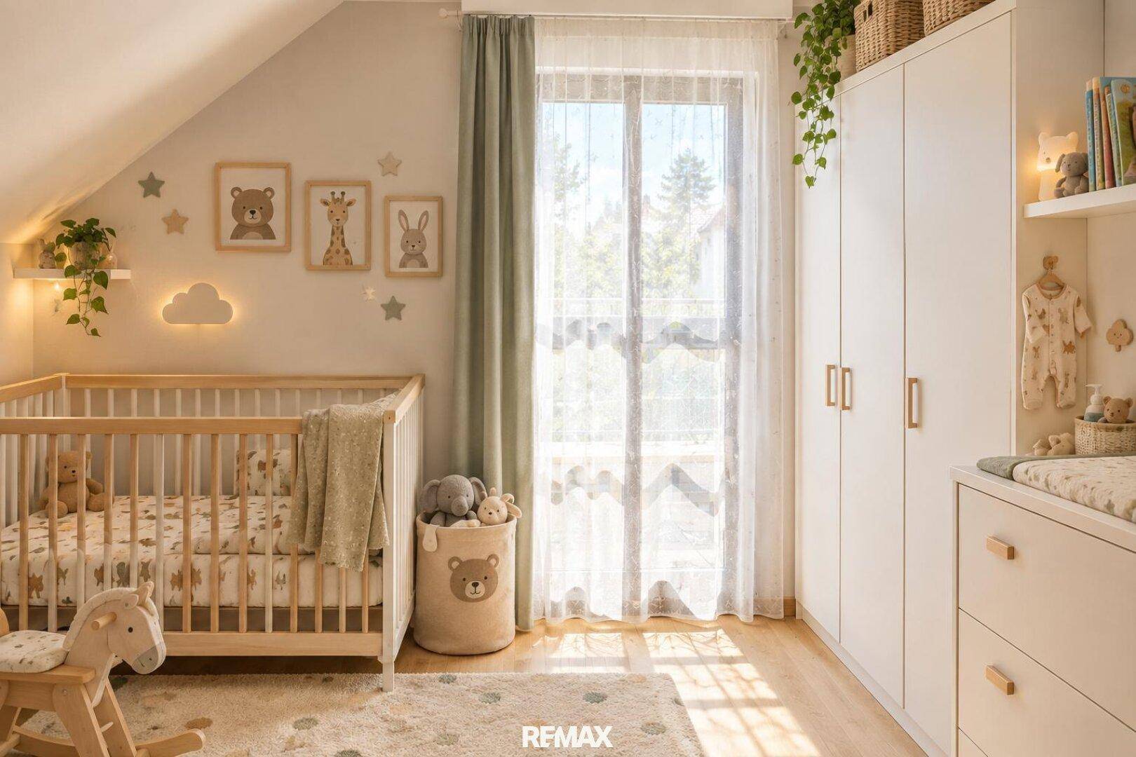 Helles Kinderzimmer mit Babybett, Kleiderschrank und Zugang zu einem französischen Balkon.