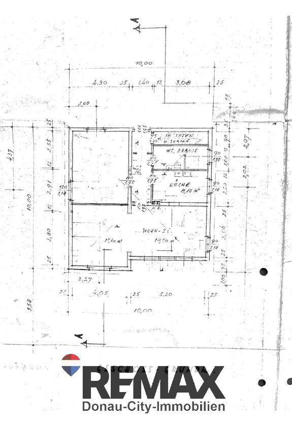 Grundriss des Obergeschosses mit Wohnzimmer, Küche, Bad und Terrasse.