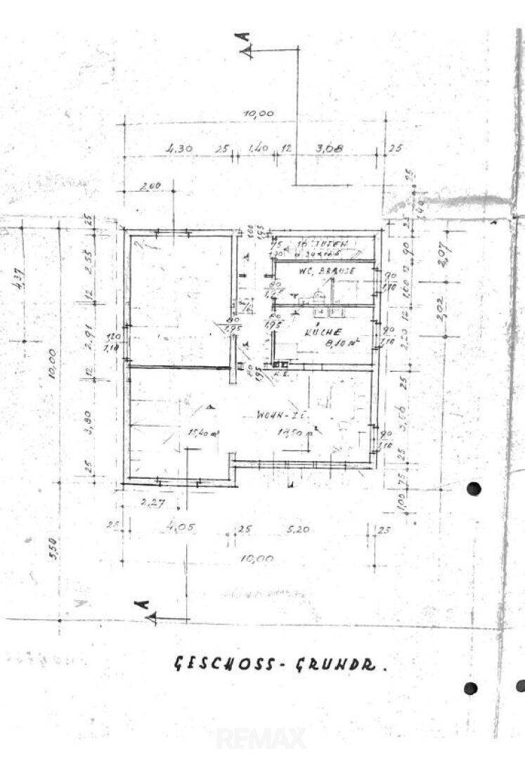 Handgezeichneter Grundriss eines Geschosses mit Wohnzimmer, Küche und Terrasse.