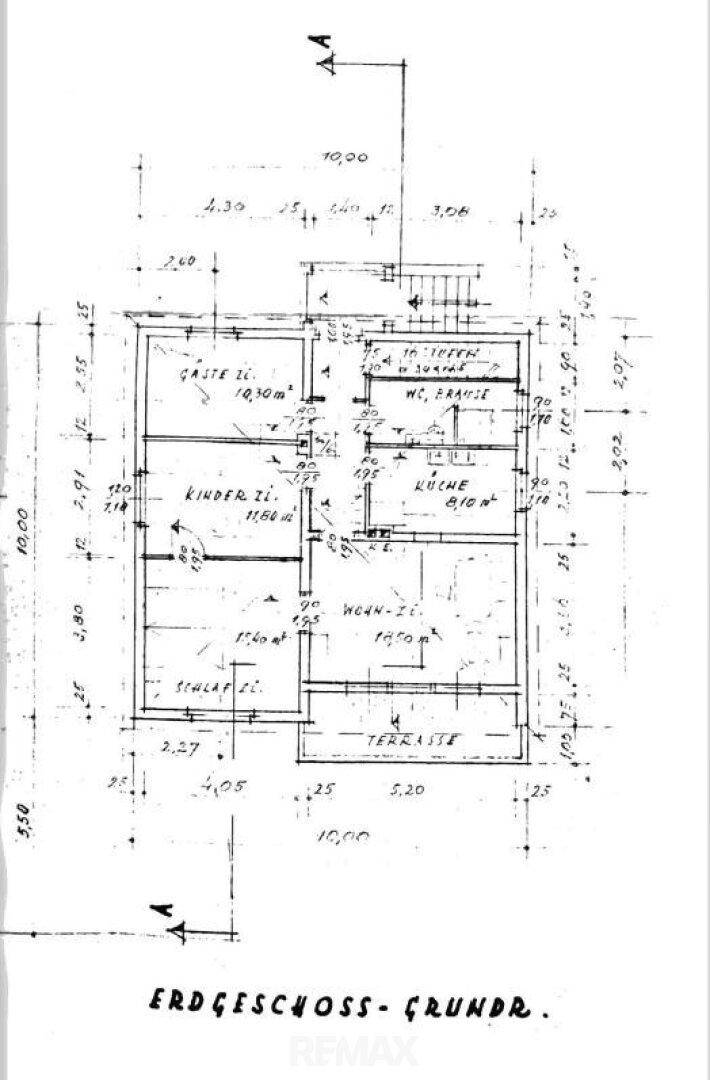 Handgezeichneter Grundriss des Erdgeschosses mit Wohnzimmer, Küche und Terrasse.