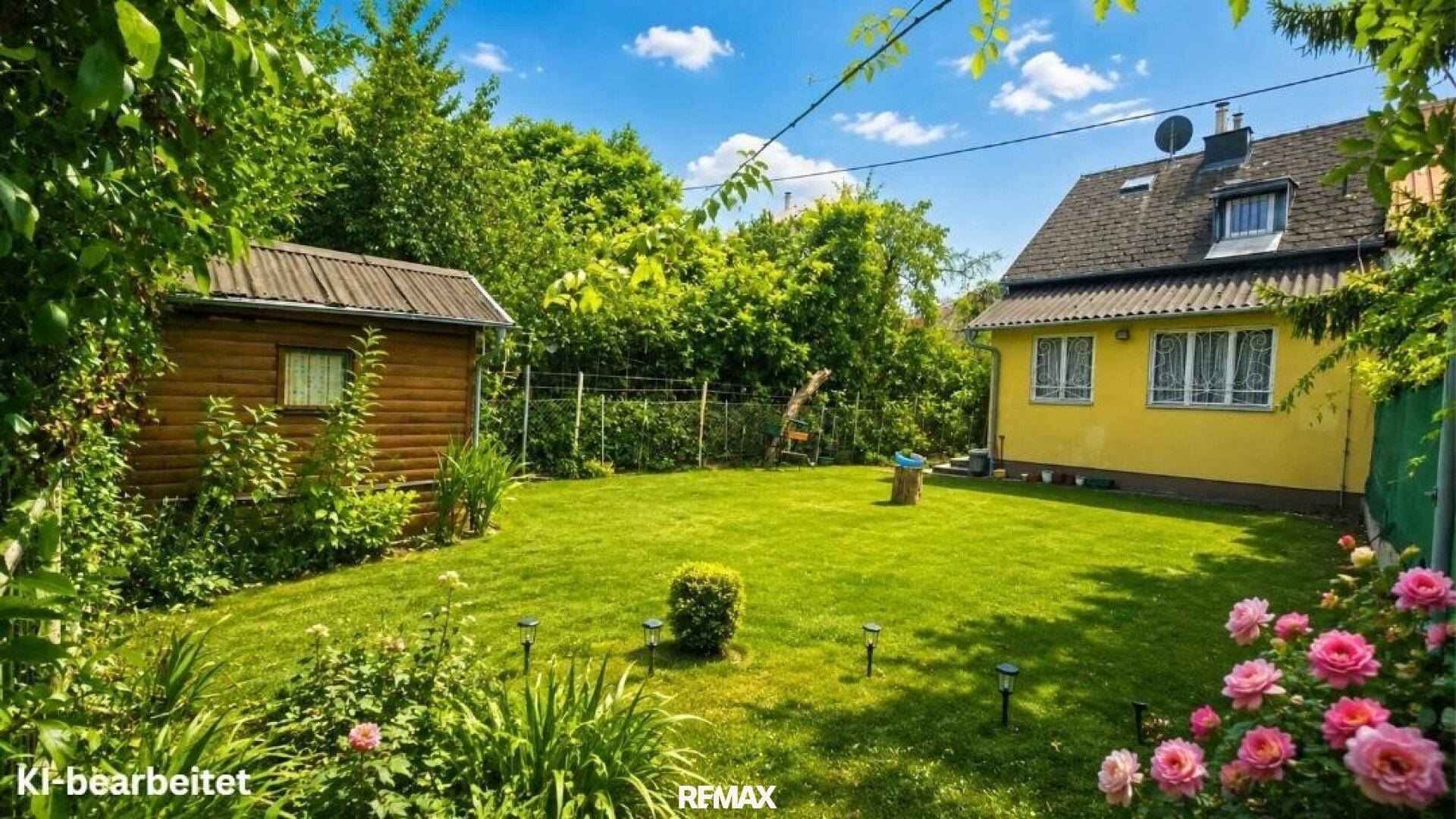 Großer, grüner Garten mit Rasenfläche, Gartenhaus und üppiger Vegetation.