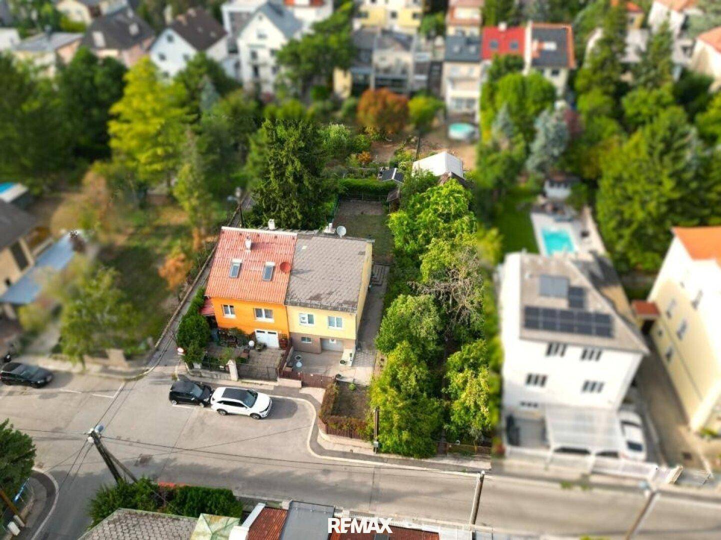 Luftaufnahme des Hauses mit angrenzendem Nachbargebäude und umliegender Wohngegend.