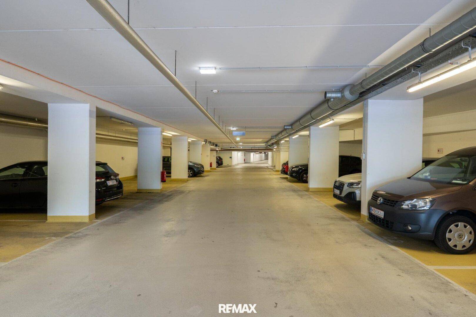 Tiefgarage mit zahlreichen Stellplätzen und guter Beleuchtung für Bewohner.
