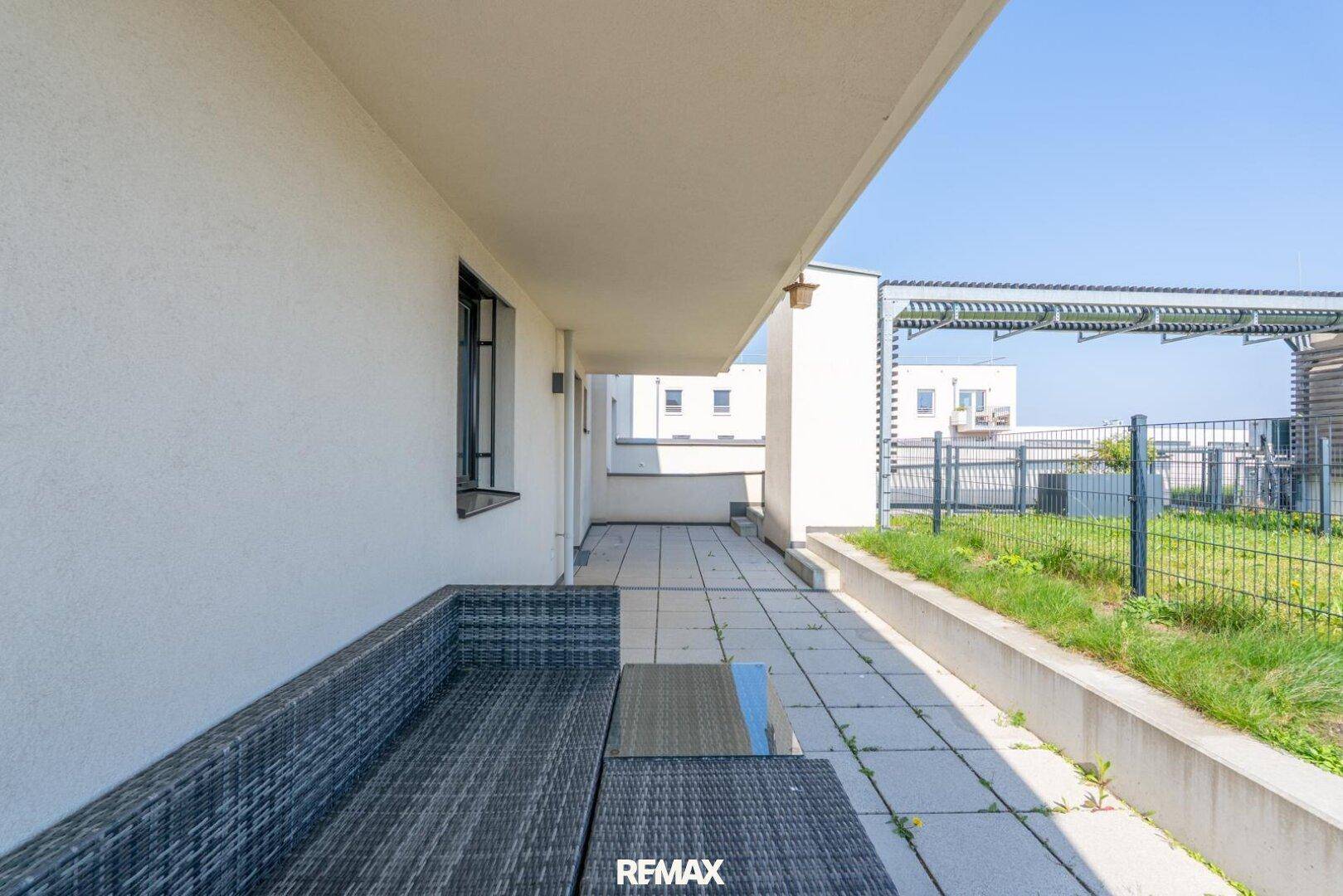 Gemütliche Terrasse mit Lounge-Möbeln und Blick ins Grüne, ideal zum Entspannen.