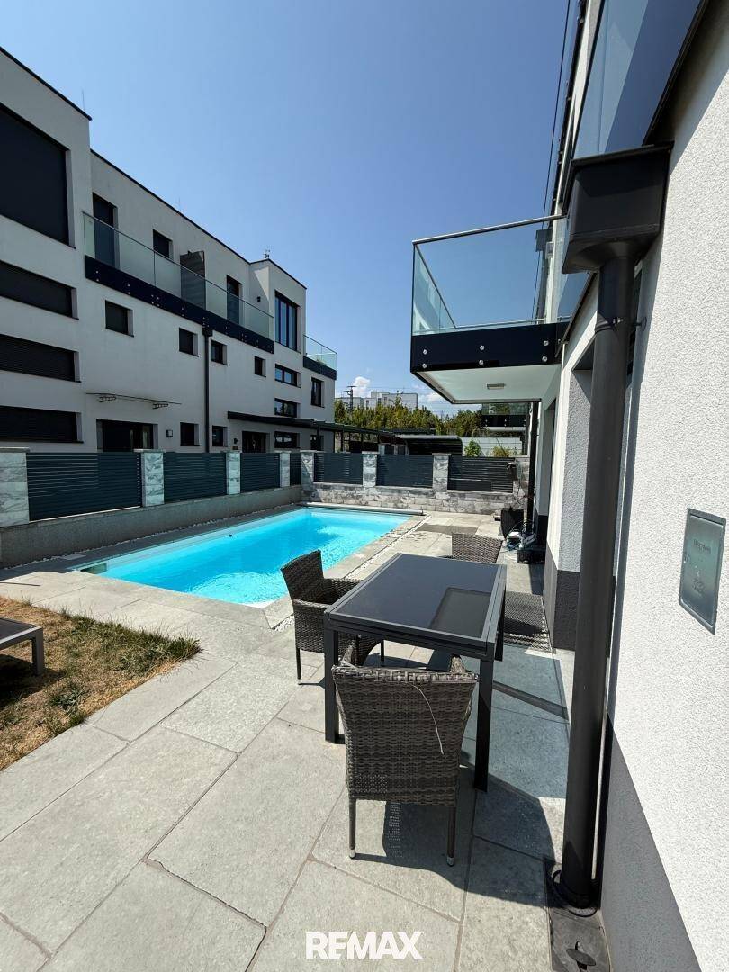Gemütliche Terrasse mit Gartenmöbeln und Blick auf den privaten Pool.