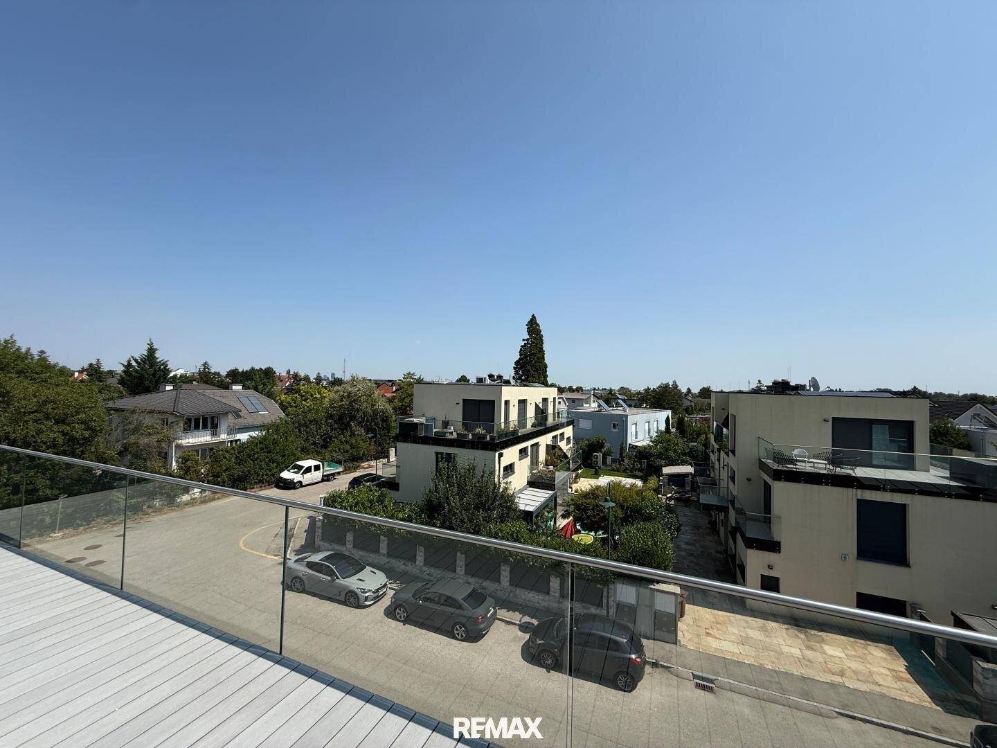 Panoramablick von der Dachterrasse auf die umliegende Wohngegend und die Landschaft.