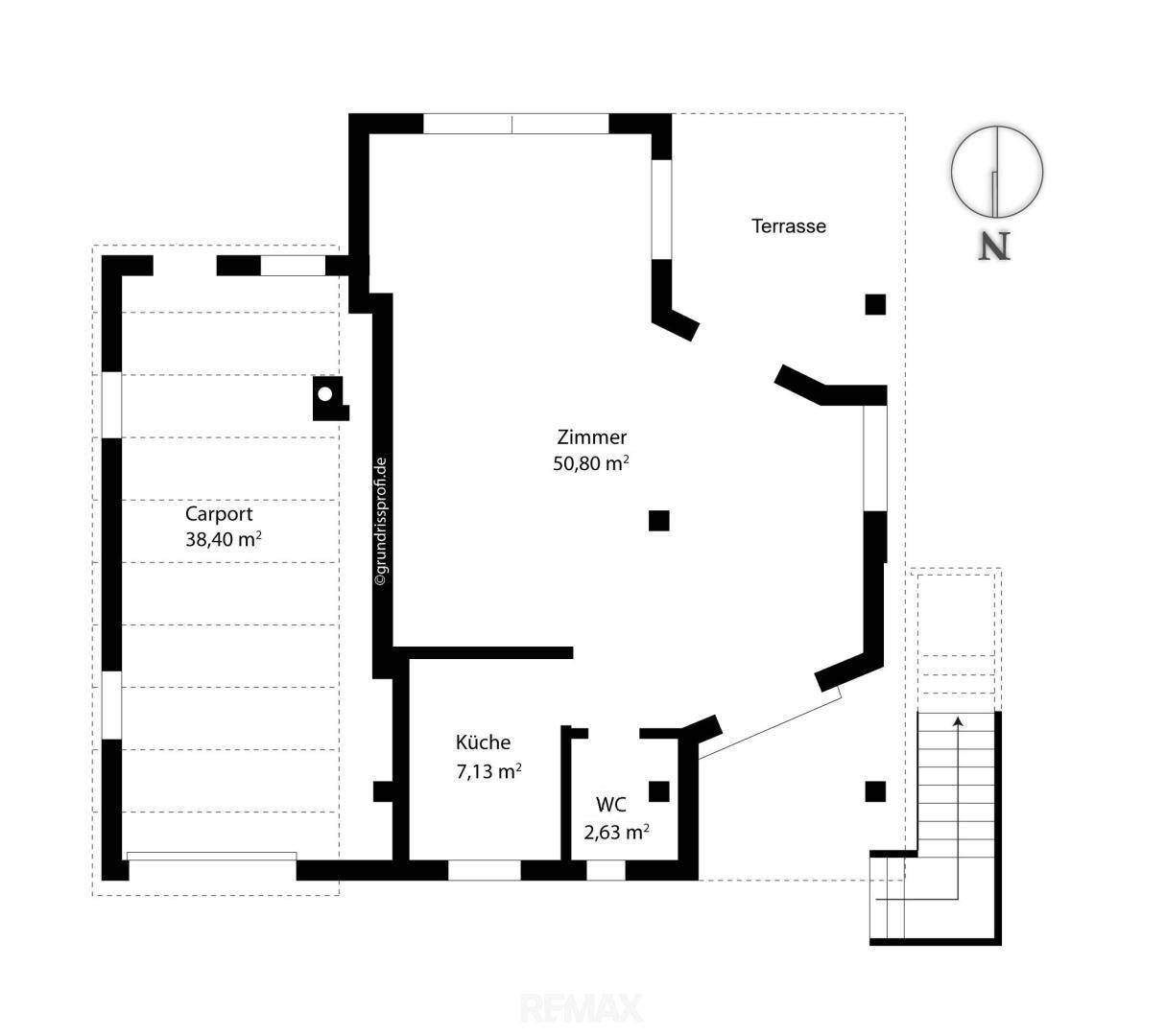 Grundriss des Erdgeschosses mit Zimmer, Küche, WC, Terrasse und Carport.