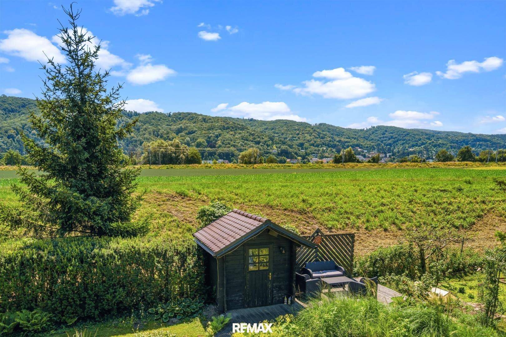 Gartenhaus mit Grillplatz und weitem Blick über Felder und Hügel.