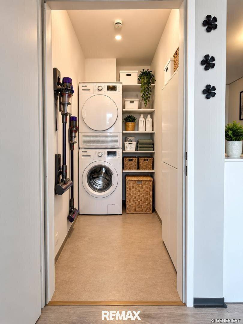 Praktischer Hauswirtschaftsraum mit Waschmaschine, Trockner und Regalsystem.