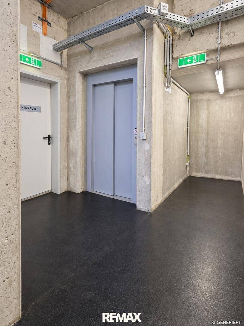 Kellerbereich mit Aufzug und Zugang zu den Lagerräumen, funktional gestaltet.