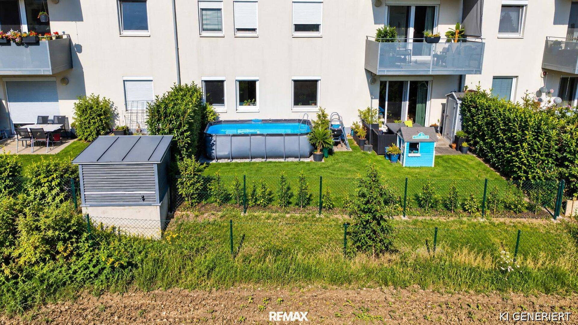 Gepflegter Gartenbereich mit Aufstellpool, Gartenhaus und Heckenbegrenzung.