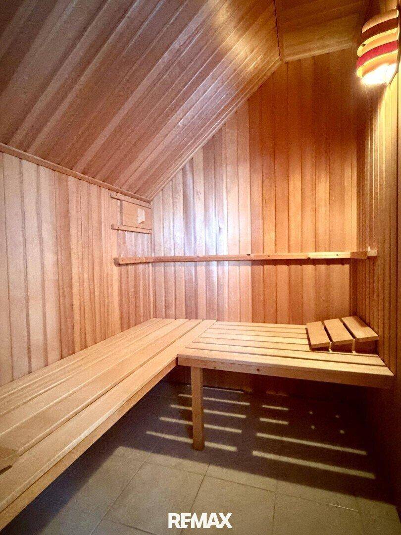 Private Sauna mit Holzverkleidung und Sitzbänken für entspannende Momente im eigenen Zuhause.