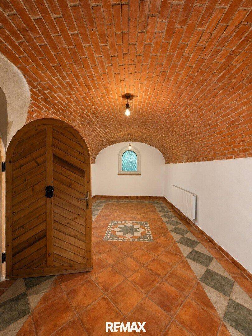 Historischer Kellerraum mit Ziegelgewölbedecke und traditionellen Terrakottafliesen.