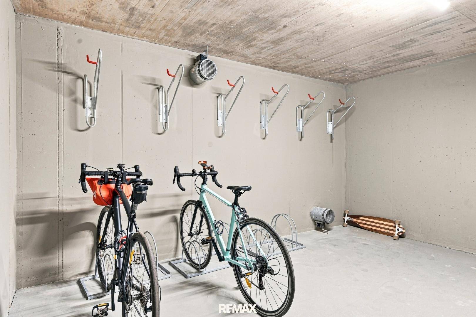 Fahrradraum mit Wandhalterungen und Abstellmöglichkeiten für Fahrräder.
