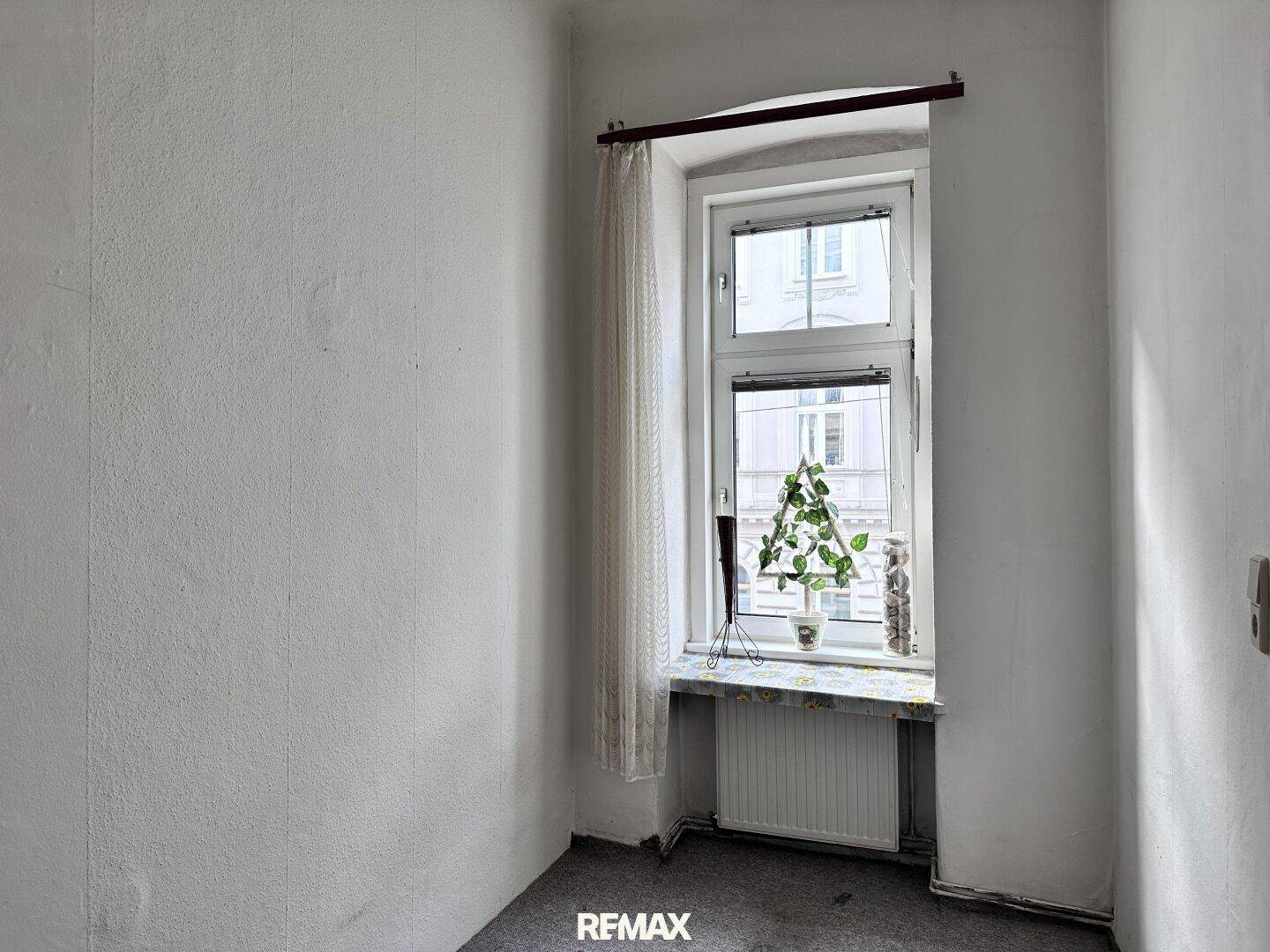 Kleines Zimmer mit einem Fenster, das Tageslicht hereinlässt, ideal als Kinder- oder Arbeitszimmer.