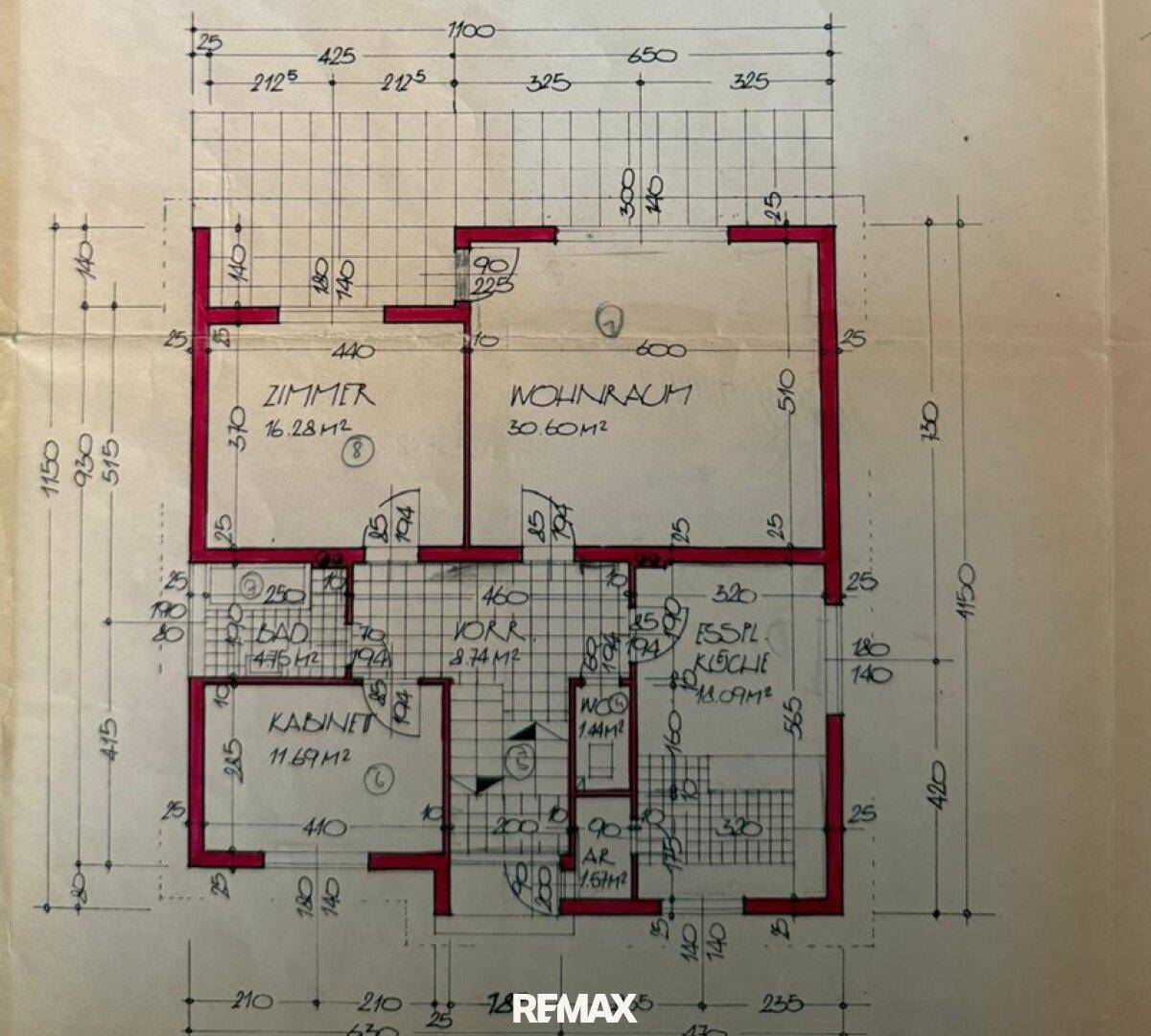 Grundriss des Erdgeschosses mit Wohnzimmer, Zimmer, Bad und Küche.