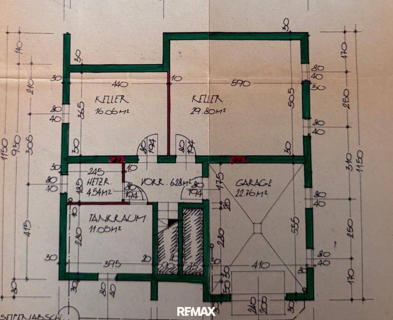 Grundriss des Kellergeschosses mit zwei Kellerräumen, Tankraum und Garage.