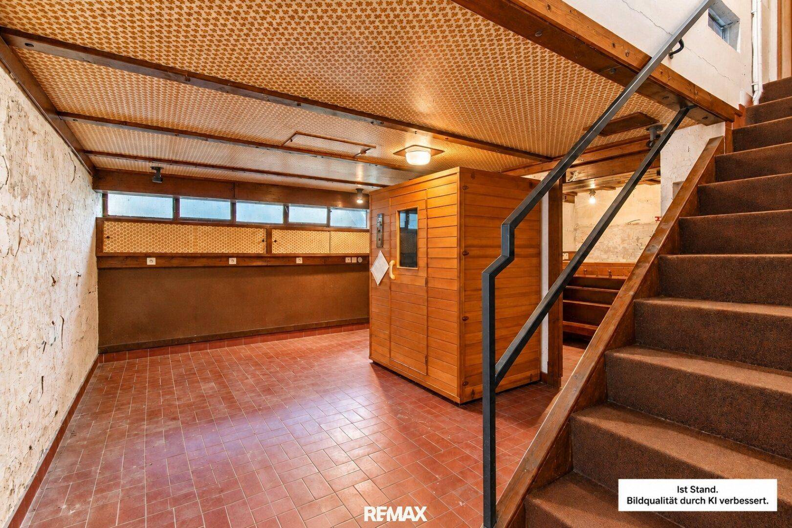 Geräumiger Kellerbereich mit integrierter Sauna und Zugang über eine Treppe.