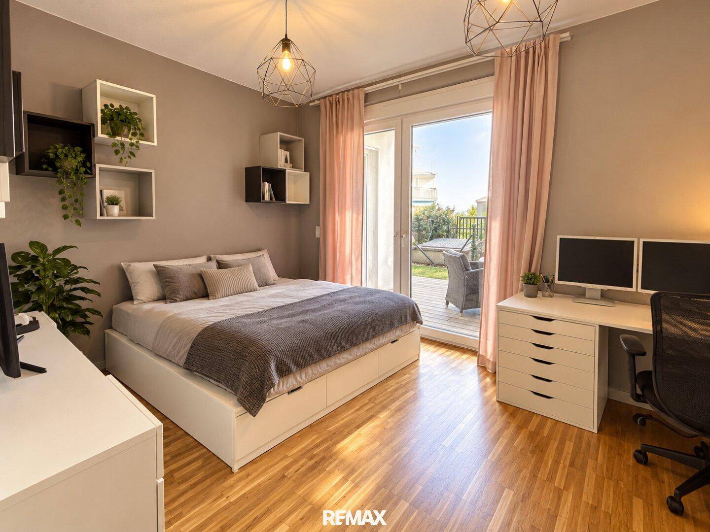 Vielseitiges Schlafzimmer mit Bett, Schreibtisch und Zugang zu einem Außenbereich.