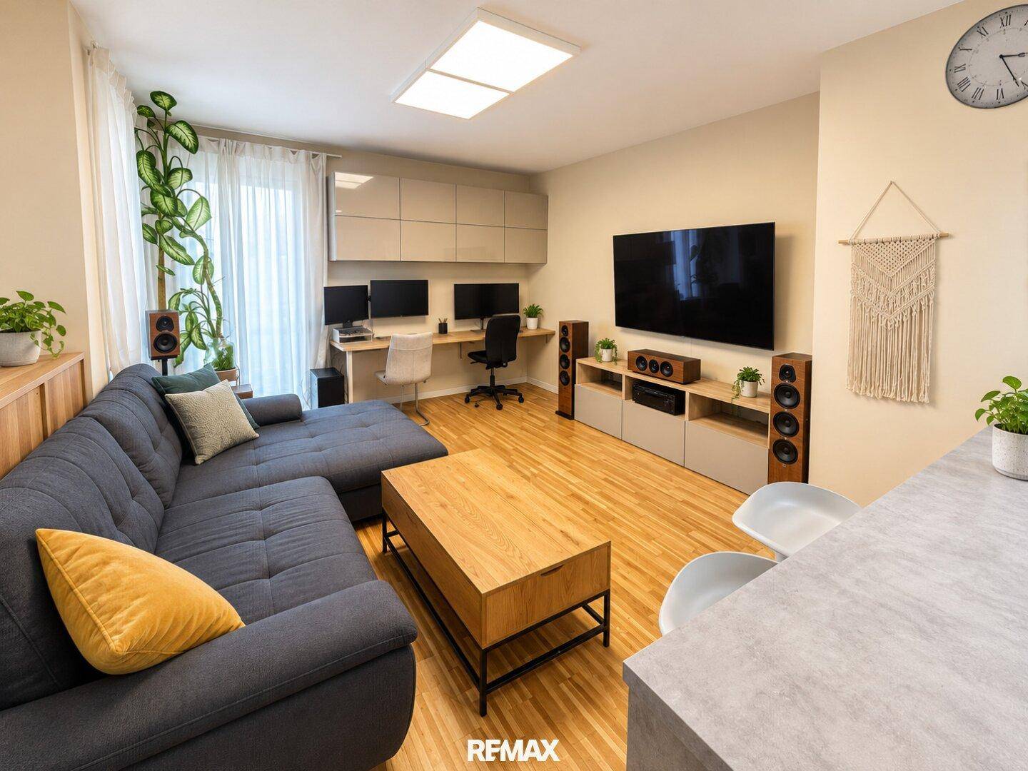 Gemütliches Wohnzimmer mit großem Sofa, Mediencenter und integriertem Arbeitsbereich.
