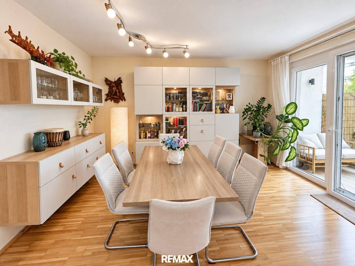 Eleganter Essbereich mit Holztisch, bequemen Stühlen und direktem Zugang zur Terrasse.