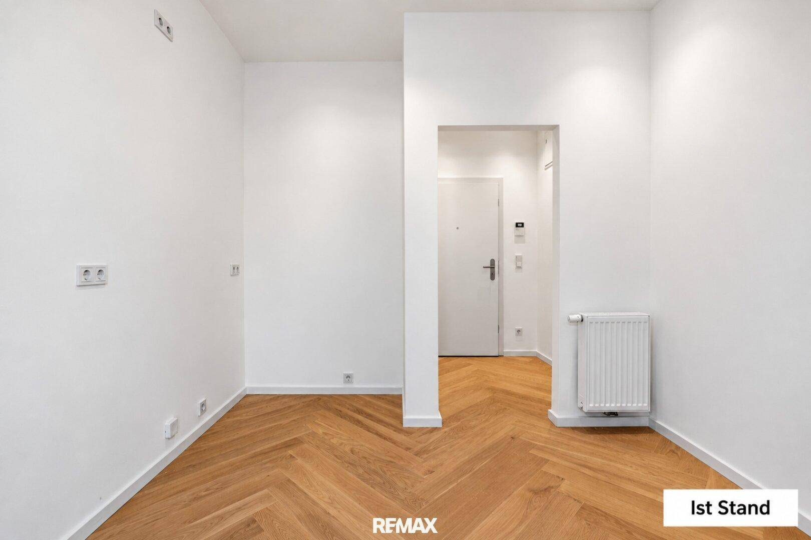 Küche mit Blick in den Vorraum