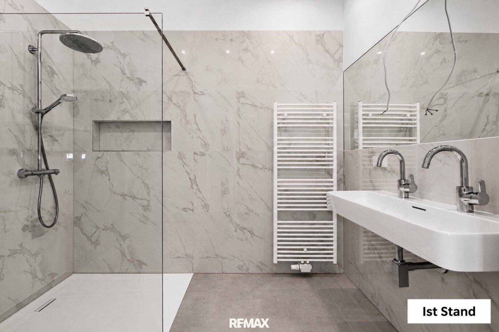 Modernes Badezimmer mit begehbarer Dusche, Doppelwaschbecken und Marmoroptik-Fliesen.