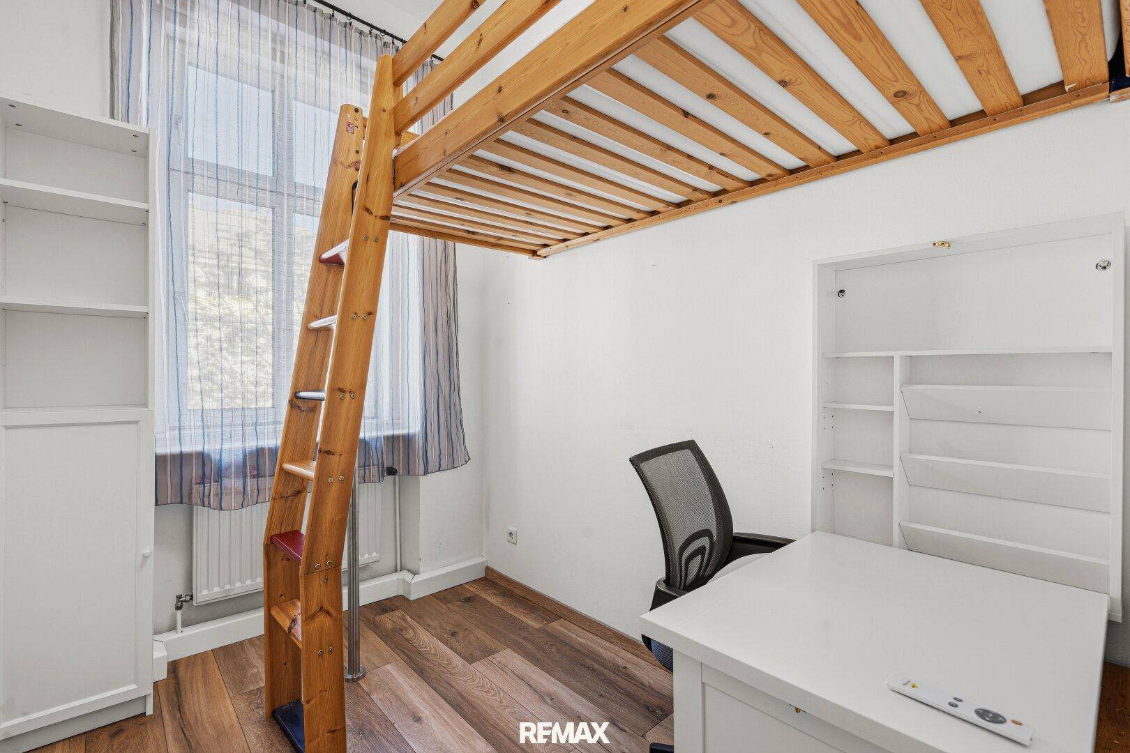 Kinderzimmer oder Arbeitszimmer mit Hochbett, Schreibtisch und viel natürlichem Licht.