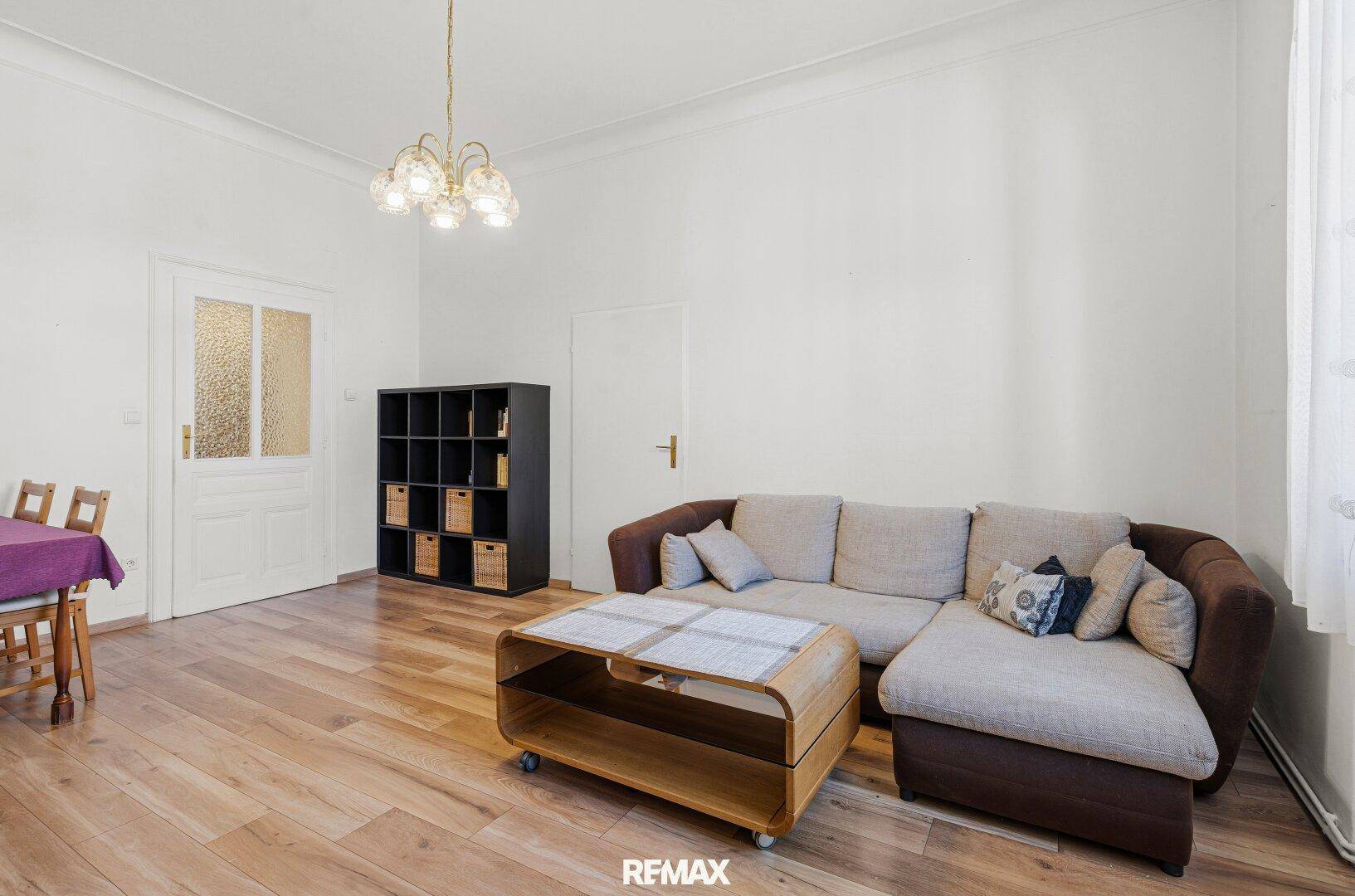 Gemütlicher Wohnbereich mit Ecksofa und Essplatz, ergänzt durch einen praktischen Couchtisch.