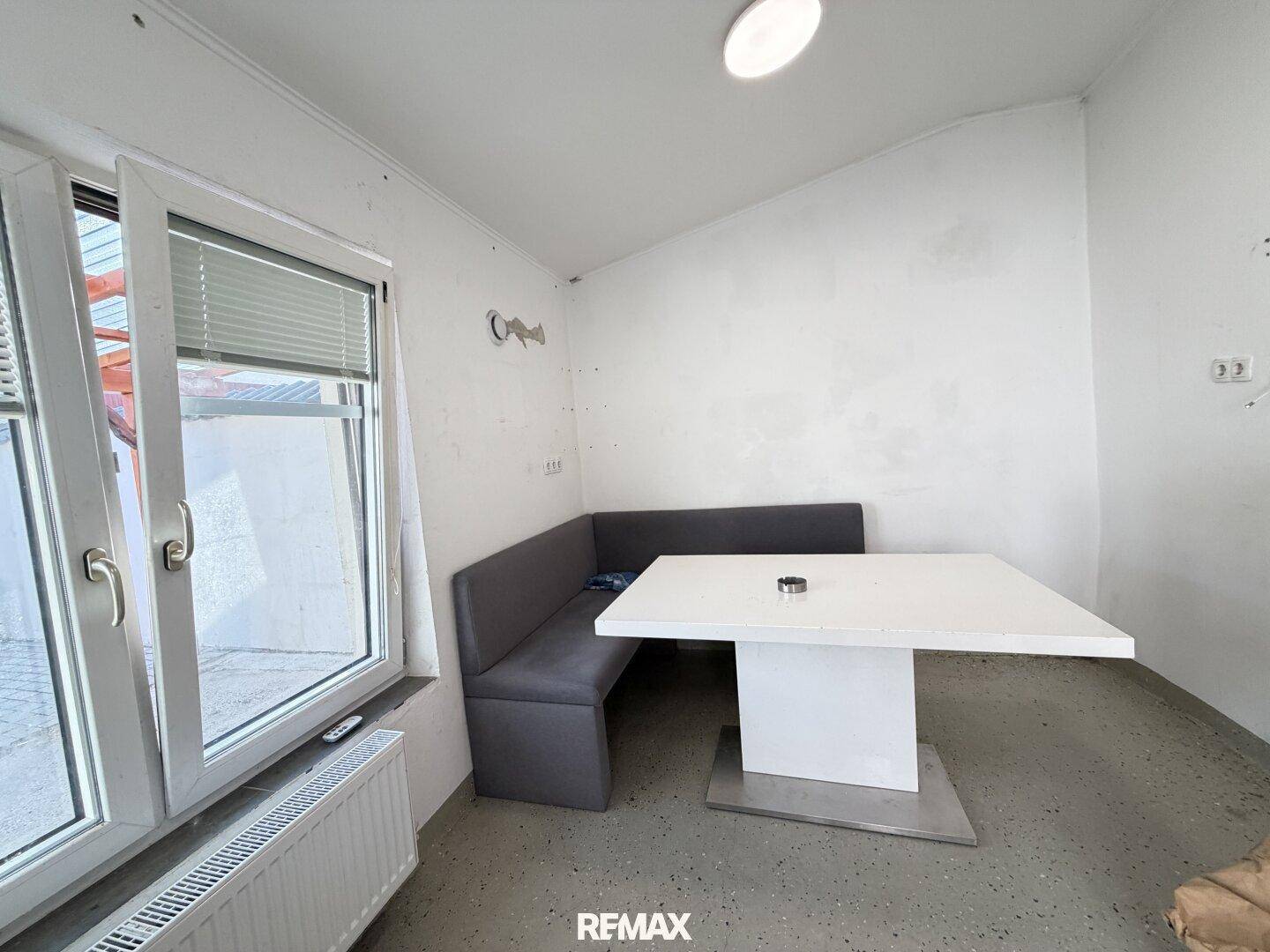 Essbereich mit Eckbank und modernem Tisch, direkt am Fenster mit Blick nach draußen.