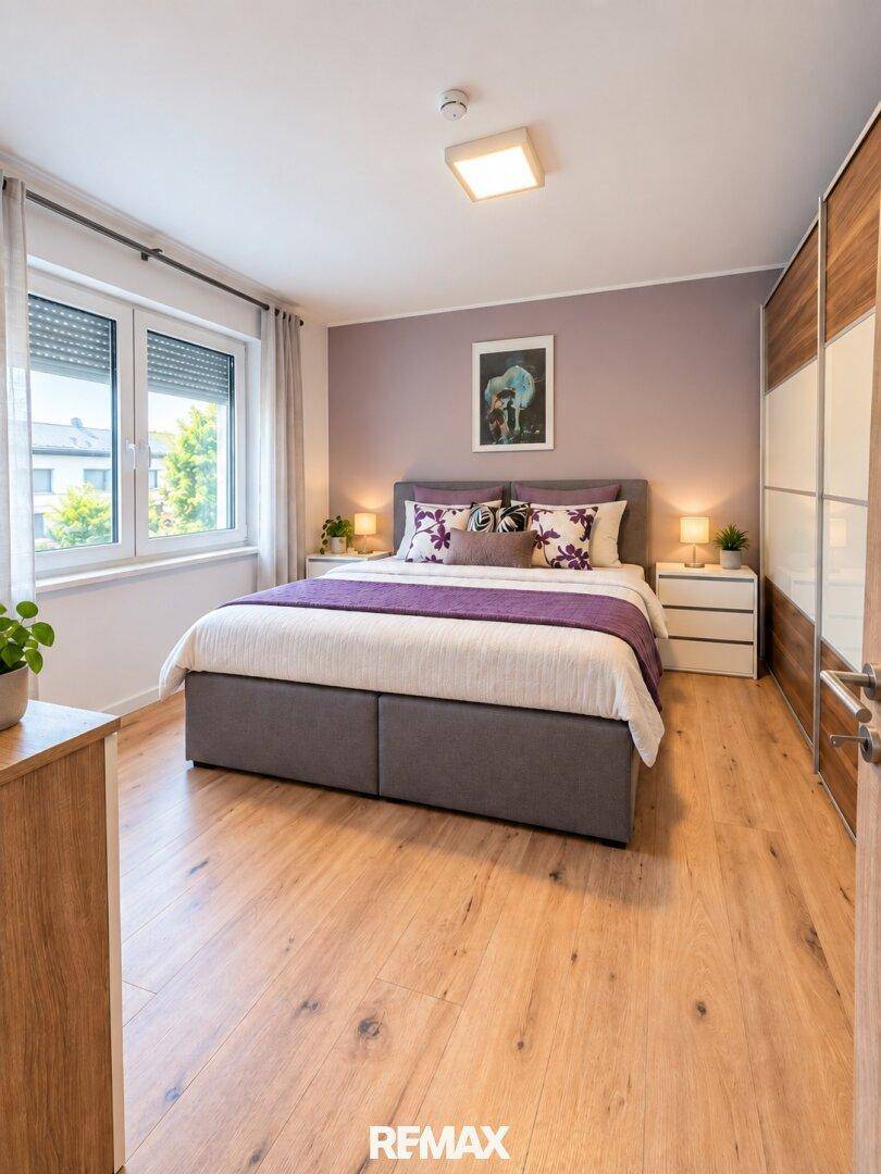 Helles Schlafzimmer mit modernem Doppelbett, Holzboden und integriertem Kleiderschrank.