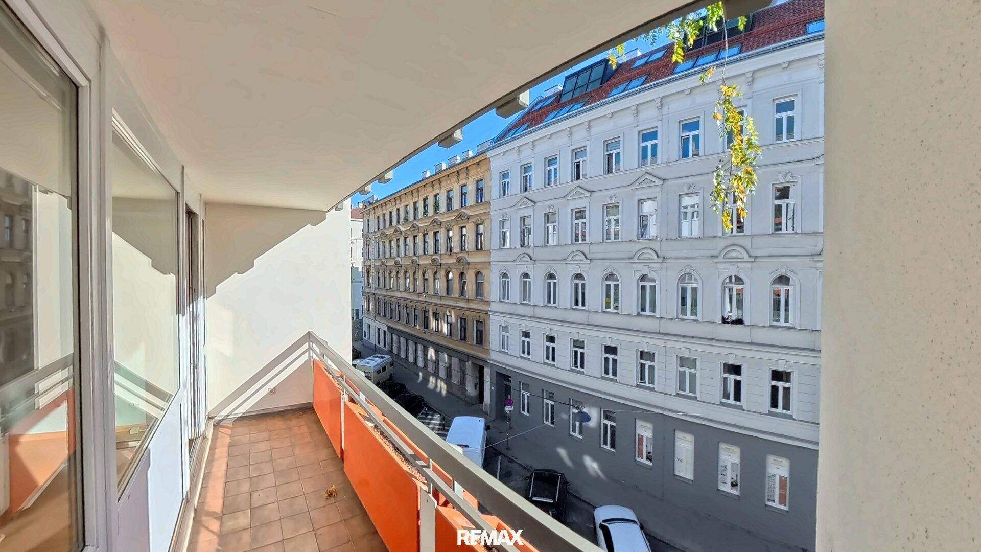 Balkon mit Blick auf die gegenüberliegenden Gebäude und die Straße, bietet eine städtische Aussicht.