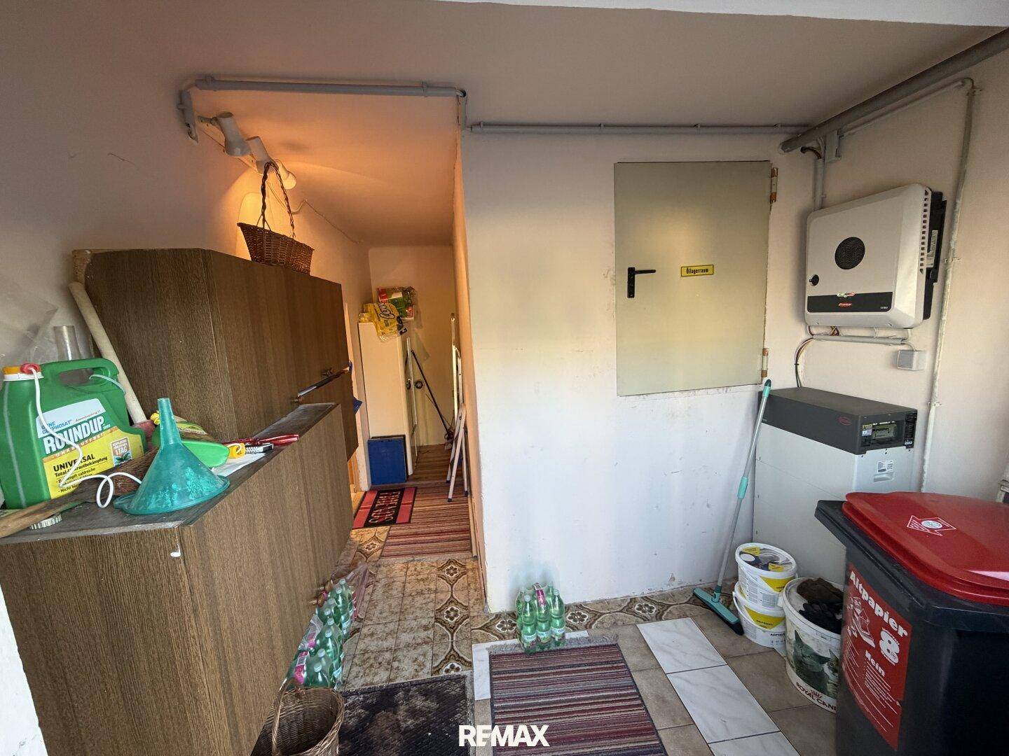 Hauswirtschaftsraum mit Heizungsanlage und Stauraum, ausgestattet mit Fliesenboden.