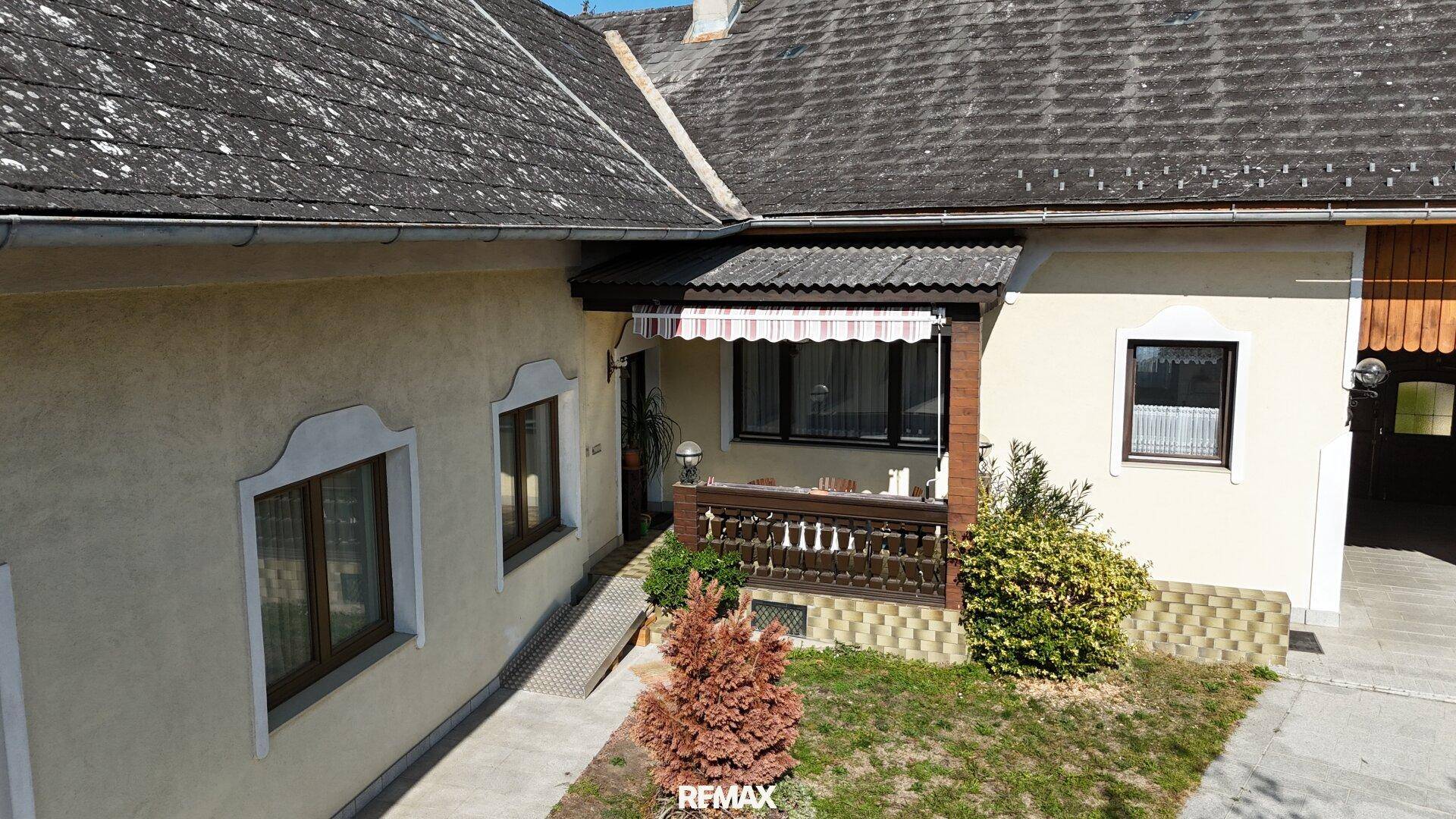 Eingangsbereich des Hauses mit einer Rampe für barrierefreien Zugang.