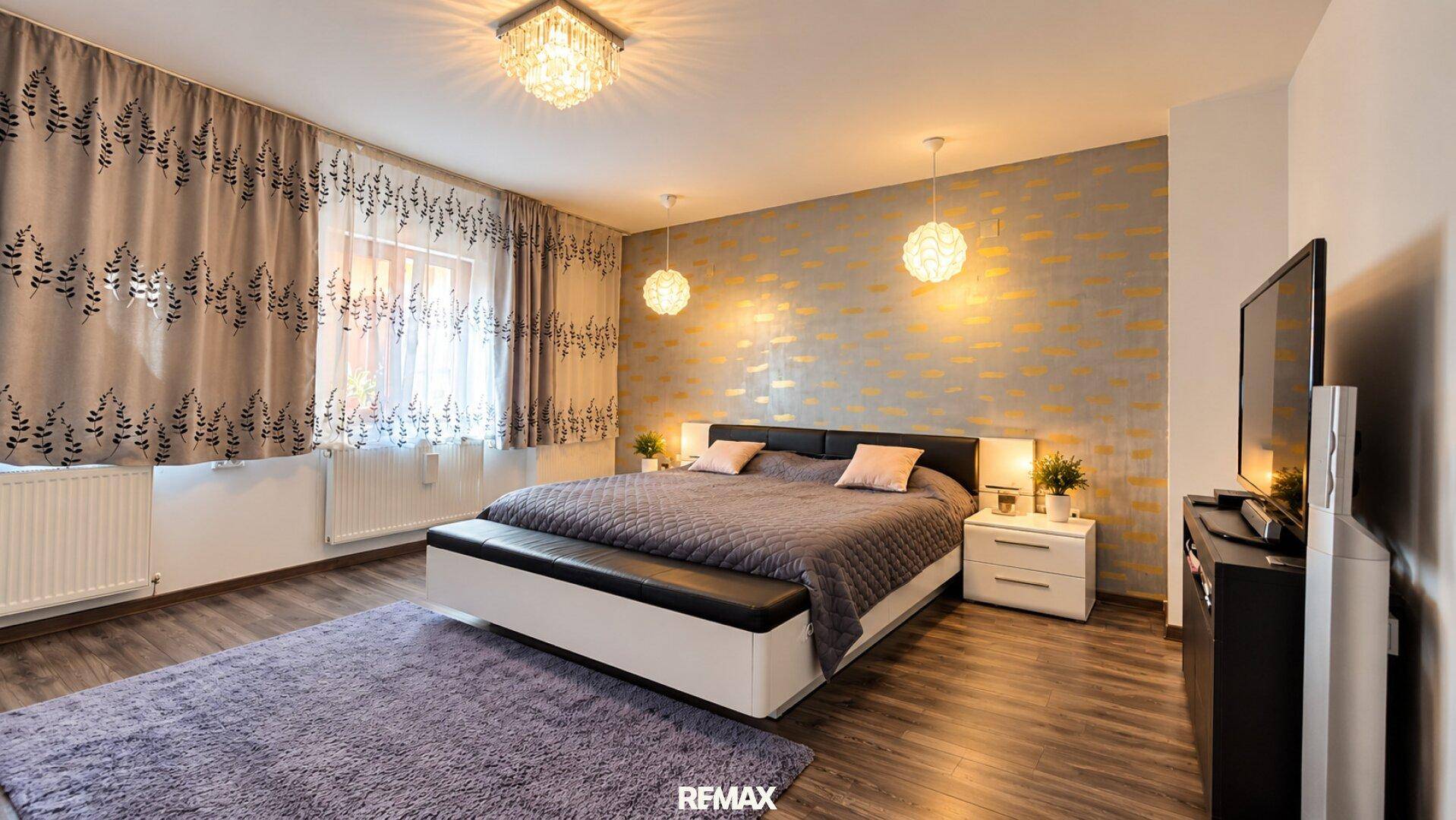 Gemütliches Schlafzimmer mit Doppelbett, stilvoller Tapete und weichem Teppichboden für hohen Komfort.