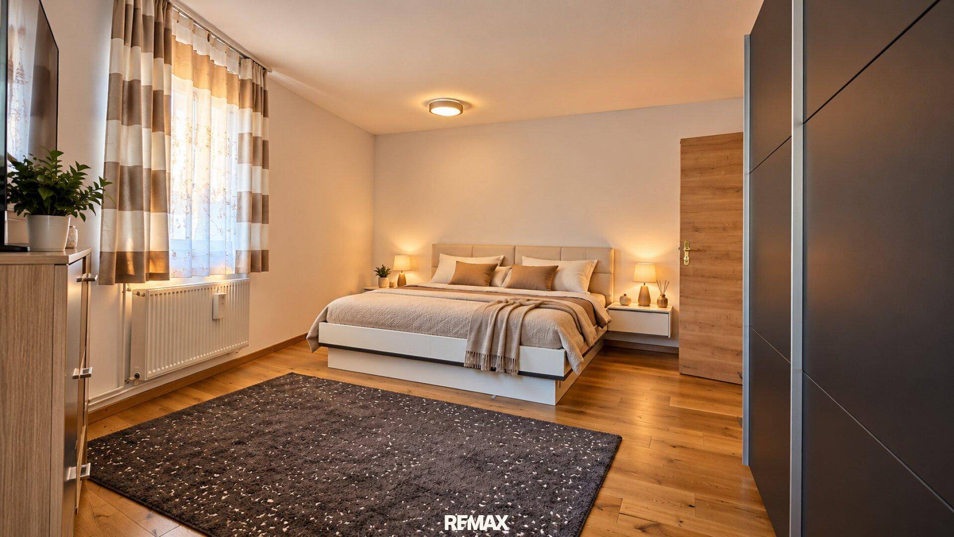 Geräumiges Schlafzimmer mit Doppelbett, Holzboden und großem Kleiderschrank für viel Stauraum.